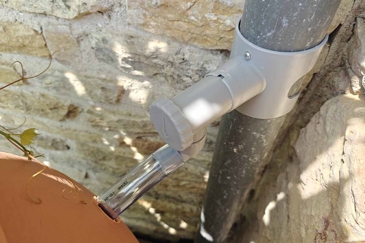 Un récupérateur d'eau de pluie pour adapter sur une gouttière.