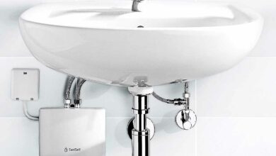 Chauffe-eau instantané installé sous un lavabo.