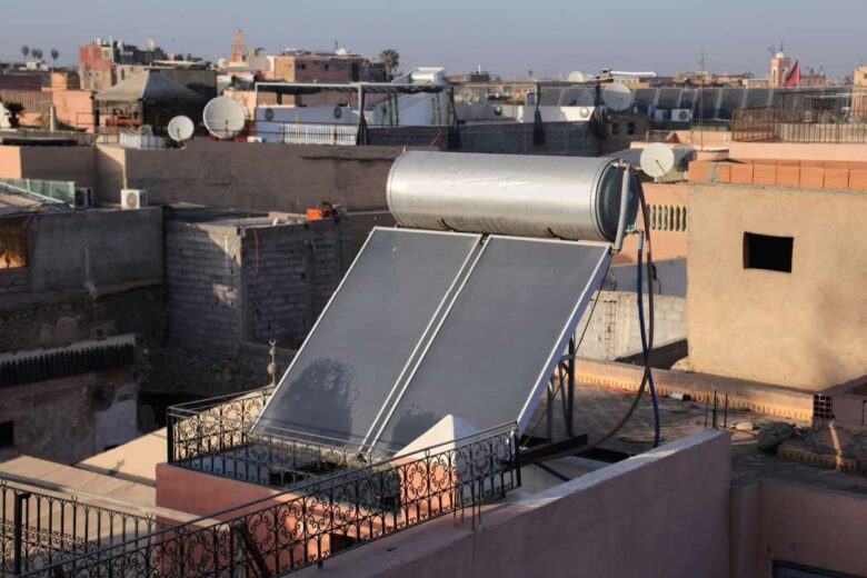 Un chauffe-eau solaire sur les toits de Marrakech au Maroc.