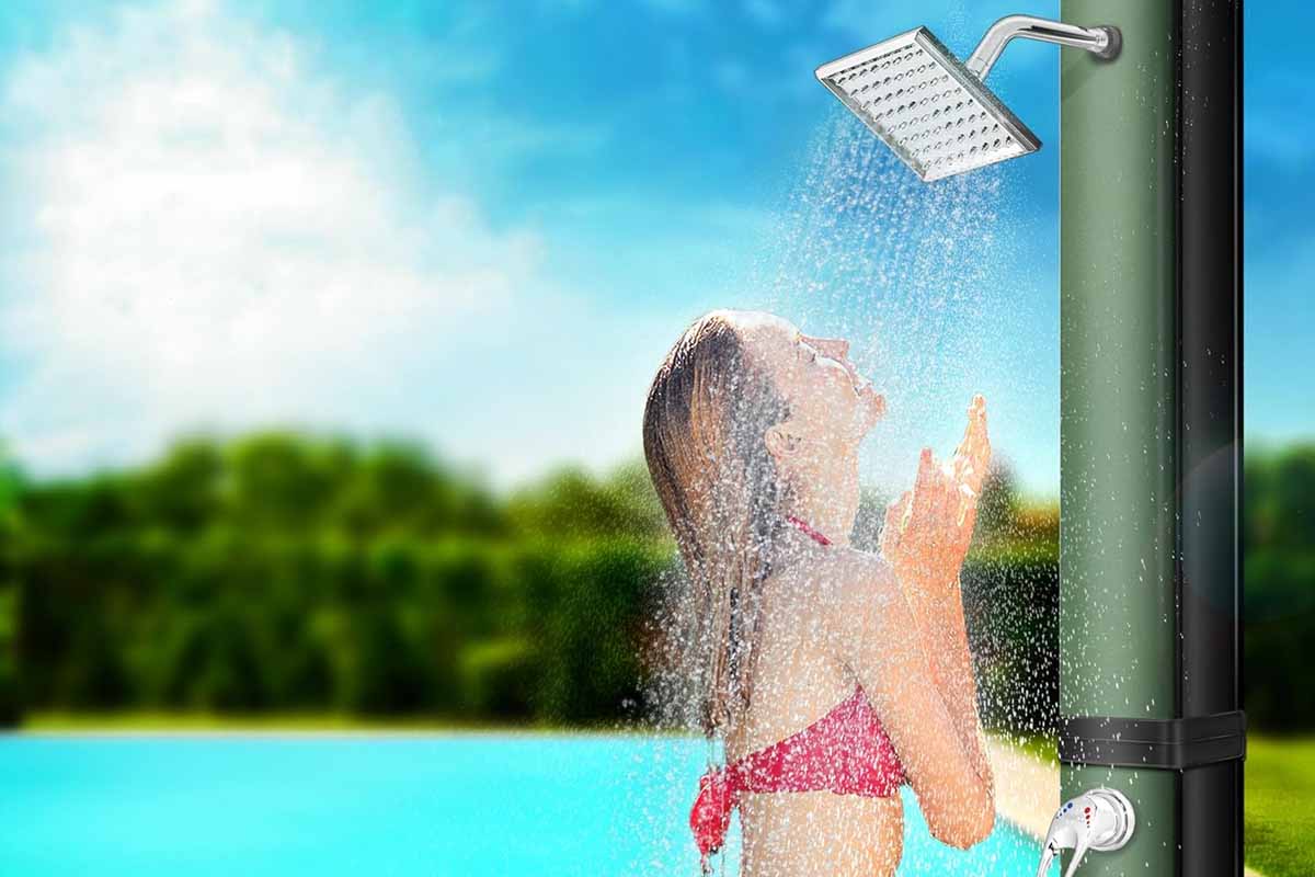 Profiter d'une douche avec de l'eau chauffée par le soleil est un plaisir.