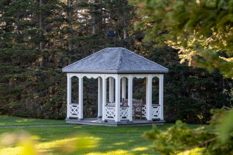 Un kiosque de jardin dans le fond d'une propriété.