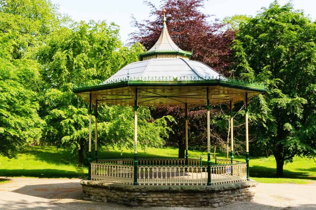 Un superbe kiosque de jardin, pour se détendre et recevoir des amis.