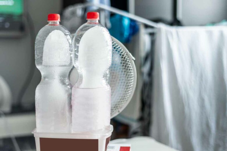 La technique des bouteilles de glace pour rafraichir davantage la ventilation.