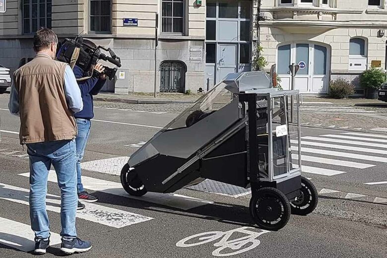 Le véhicule dans les rues de Namur en Belgique lors d'un reportage.