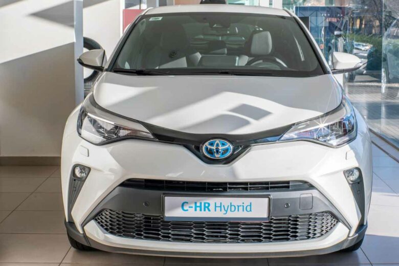 La marque Toyota fut pionnière avec la motorisation hybride, desormais de nombreux constructeurs proposent de tels véhicules dans leur gamme.