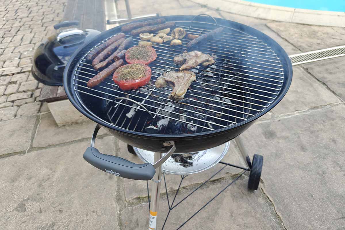 Le barbecue Weber Kettle est en promotion actuellement.