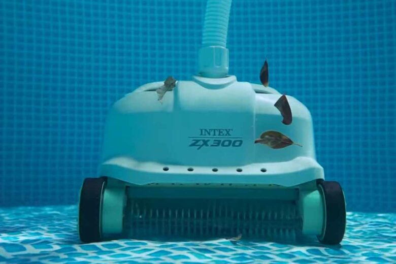 Un robot nettoyeur pour le fond de la piscine.