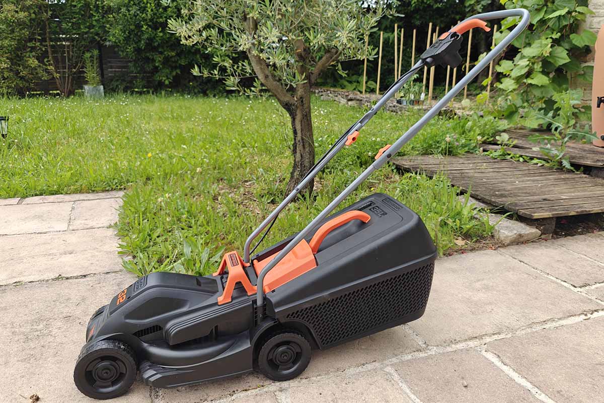 Cette tondeuse électrique est actuellement en promotion.