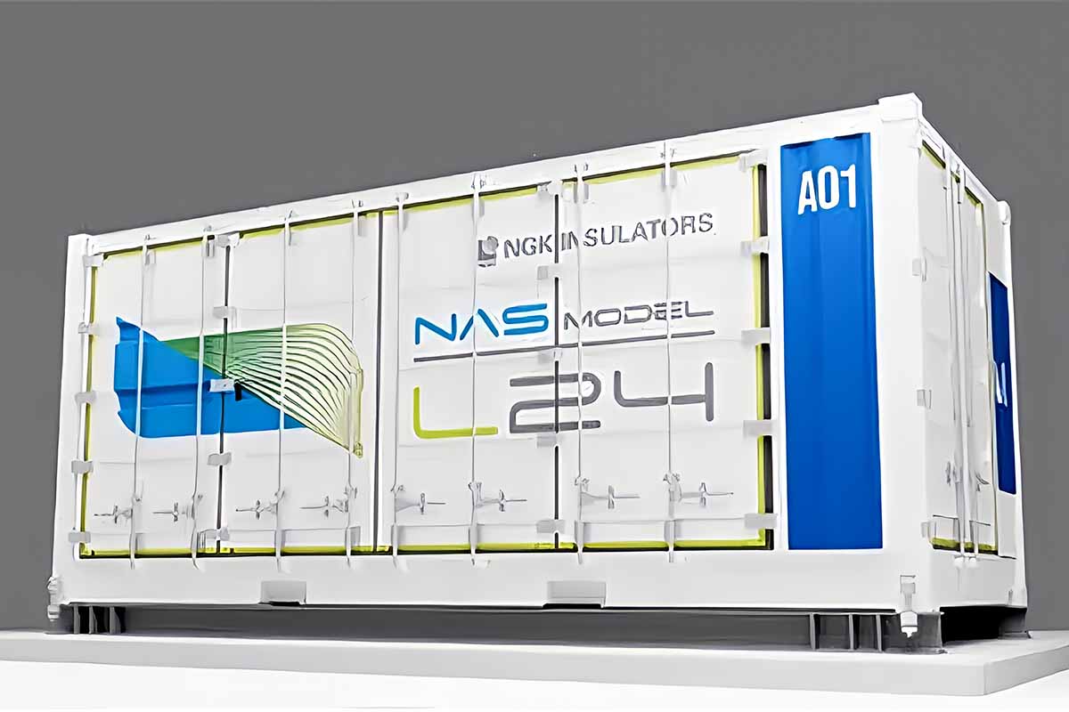 Une batterie de stockage énergétique industrielle en conteneur, à base de sodium-soufre.