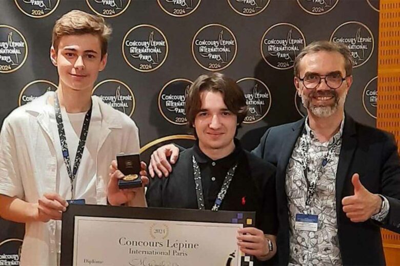 Les deux jeunes lycéens et leur parain remportent une médaille d'or au concours Lépine 2024.