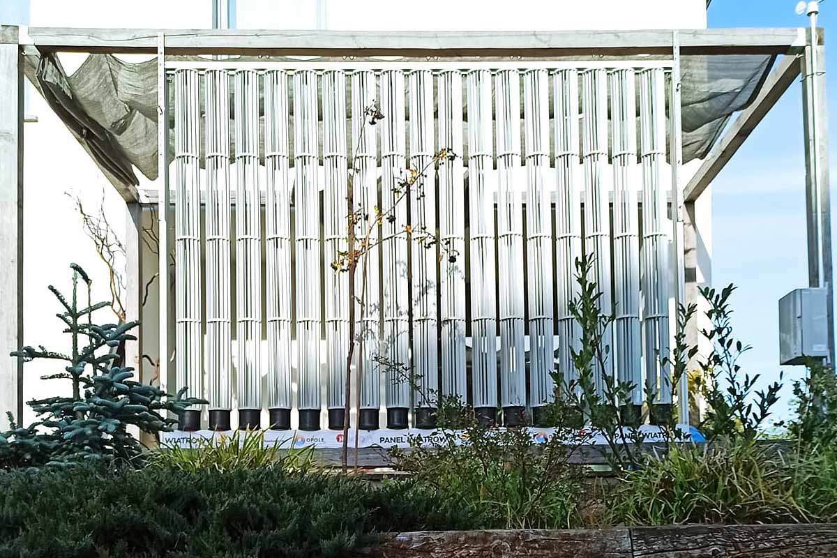 Un panneau éolien installé comme clôture d'une pergola afin de générer de l'électricité.