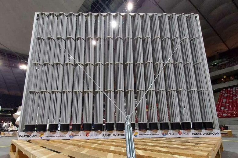 Un panneau éolien Vind Panel qui va être installé lors d'une présentation dans un stade de football.