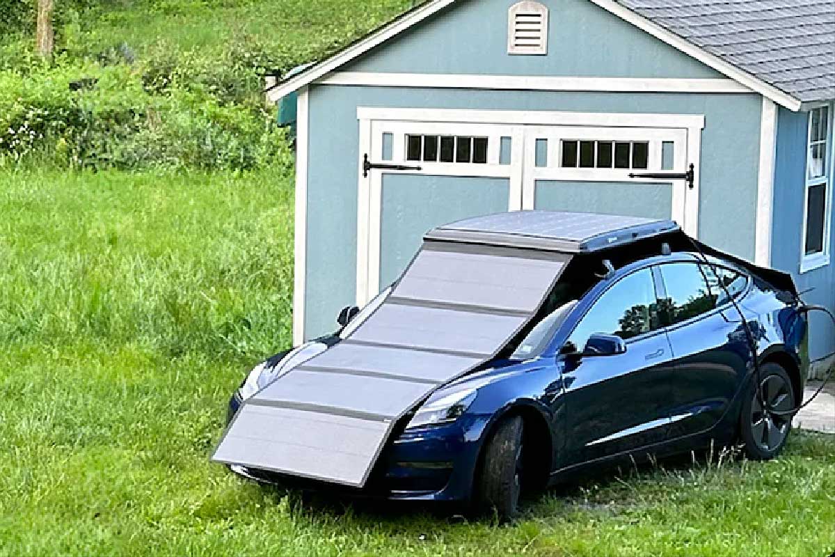 Un coffre de toit bardé de panneaux solaires pour recharger les véhicules électriques.