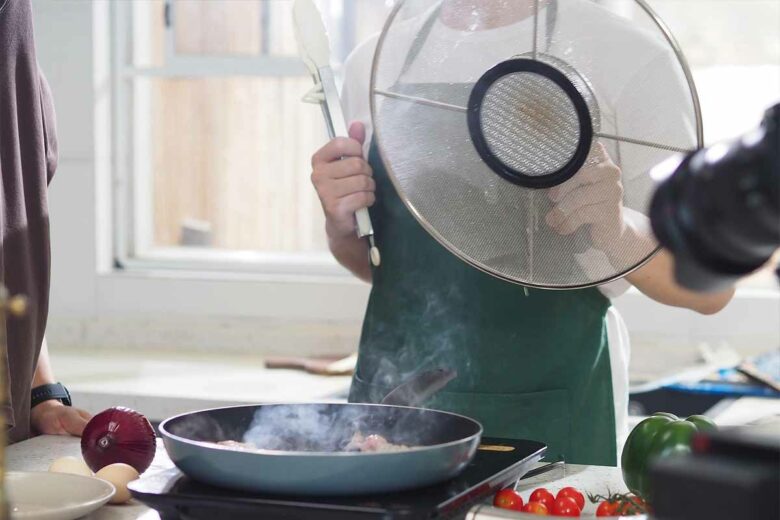 Déposez et allumez le Oilvent sur votre poêle ou casserole et vos fumées de cuissons sont filtrées.