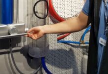 Un procédé qui permet d'économiser l'eau froide de votre douche avant qu'elle ne soit à température.