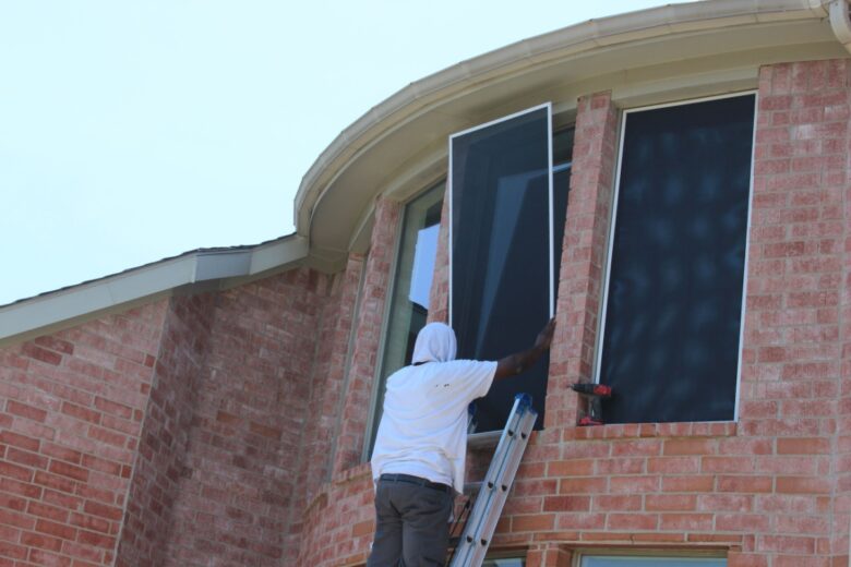 Écran solaire disposé sur les fenêtres au Texas.