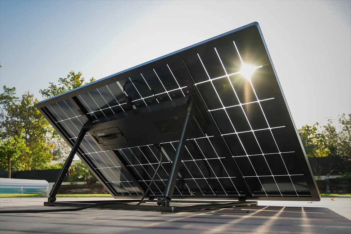 Un kit panneau solaire doté d'une batterie modulaire intégrée.