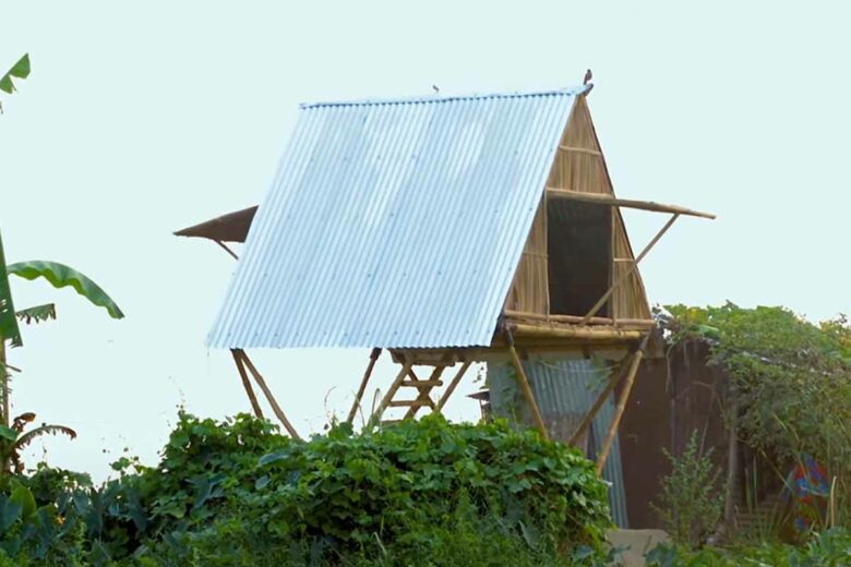 Une maison en A en bambou sur pilotis dans une région ou le risque d'inondation est important.