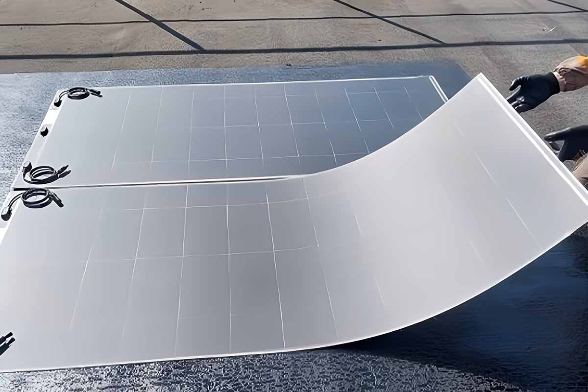 Des panneaux solaires souples et adhésifs pour des toits terrasse à faible portance.