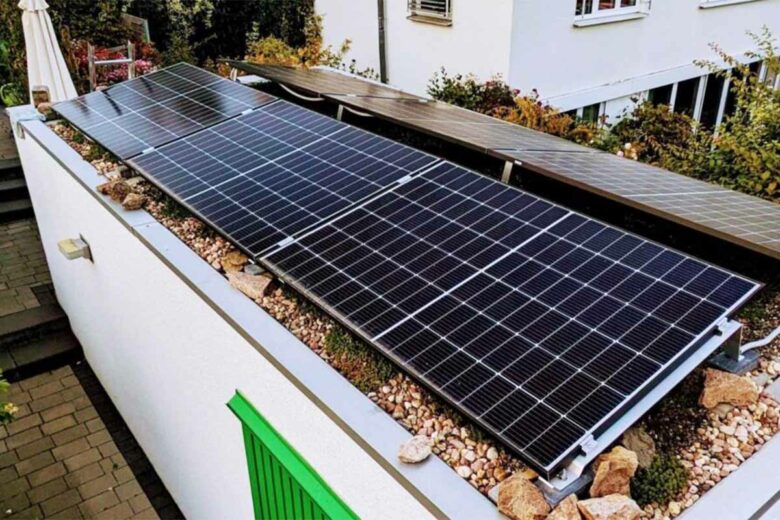 Installer des panneaux solaires prêts à brancher sur une toiture.