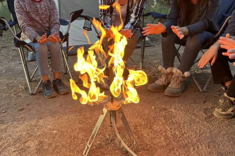 Ce dispositif (autorisé) pour éclairer et chauffer remplace un feu de bois, souvent interdit.