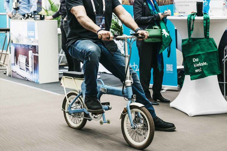 Démonstration d'un modèle de vélo à hydrogène lors d'une convention à Berlin. 