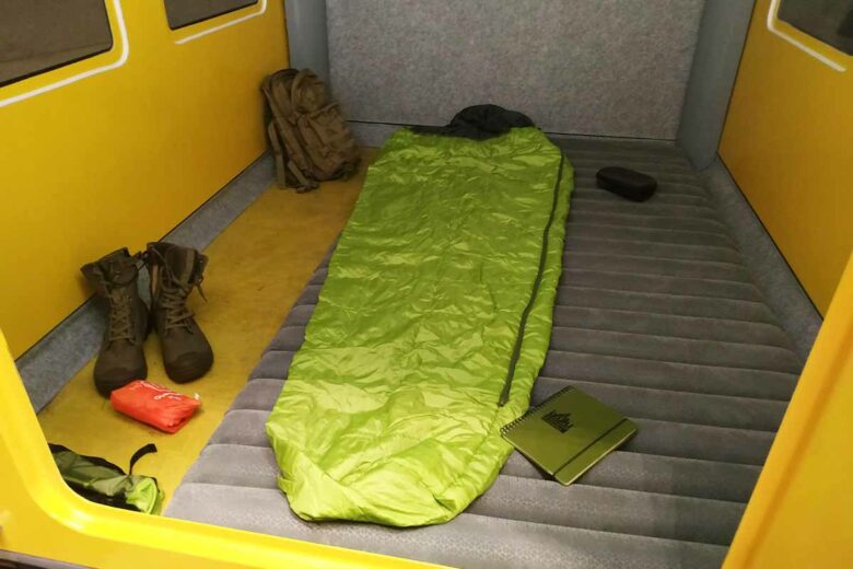 Un espace de couchage pour deux personnes dans un abri rigide.