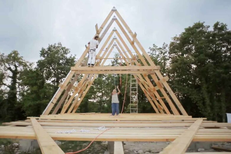 Elisabeth Faure a construit elle-même sa maison en A avec l'aide de quelques amis, elle promulgue désormais de précieux conseils via sa chaine YouTube.