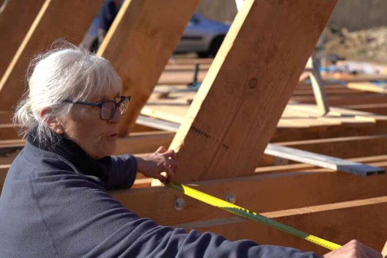 Après avoir construit sa maison en A et créé sa chaine Youtube, Elisabeth distile désormais de nombreux conseils et vient même parfois aider sur des chantiers.