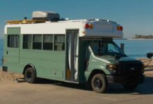 Un bus scolaire entièrement aménagé en habitation.