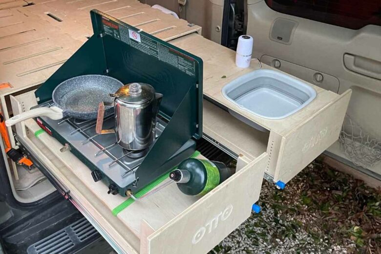 Des tiroirs qui permettent d'installer une gazinière et un évier.