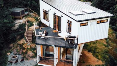 Une maison container perchée sur les hauteurs, qui offre une vue panoramique.