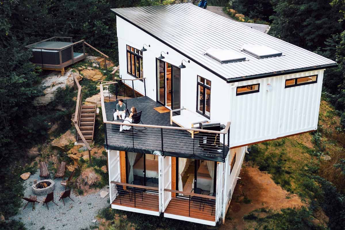 Une maison container perchée sur les hauteurs, qui offre une vue panoramique.