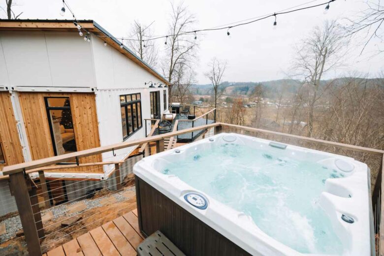 Un bain a remous avec une vue panoramique.