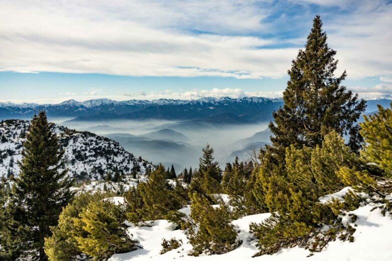 Les Dolomites italiennes couvertes de neige en hiver.