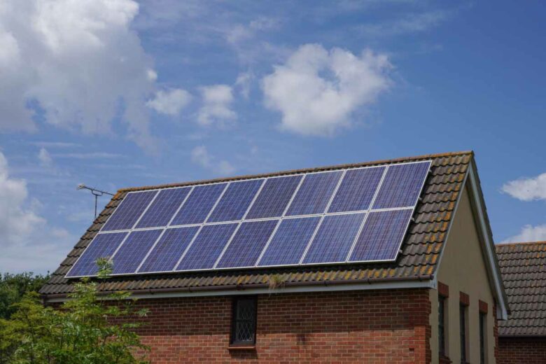 Des aides financières existent pour l'installation de panneaux solaires.