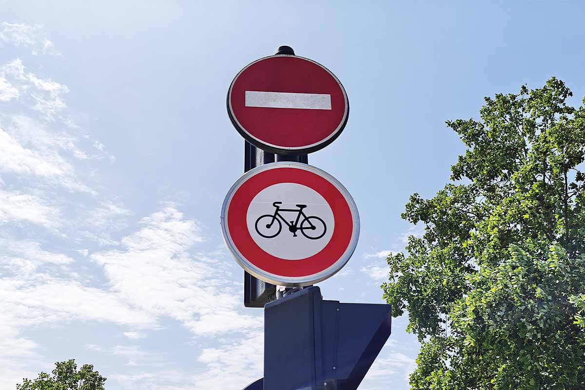 Le panneau d'interdiction à la circulation des cyclistes a été modifié dans le Code de la route dernièrement.