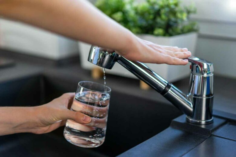 Se servir un verre d'eau au robinet, une chance qui n'est pas accessible à toute la population mondiale.