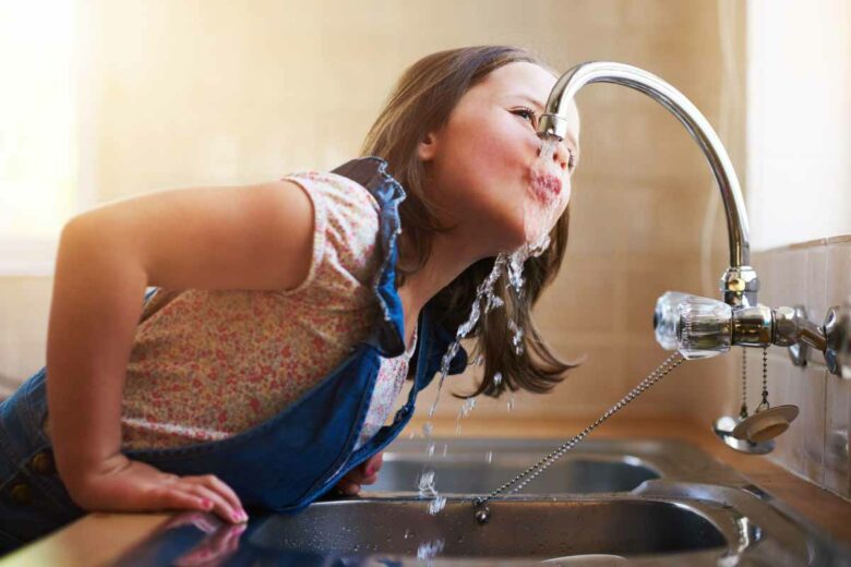 Pouvoir boire l'eau du robinet à la maison nous semble normal, et pourtant, c'est une chance que tout le monde n'a pas.