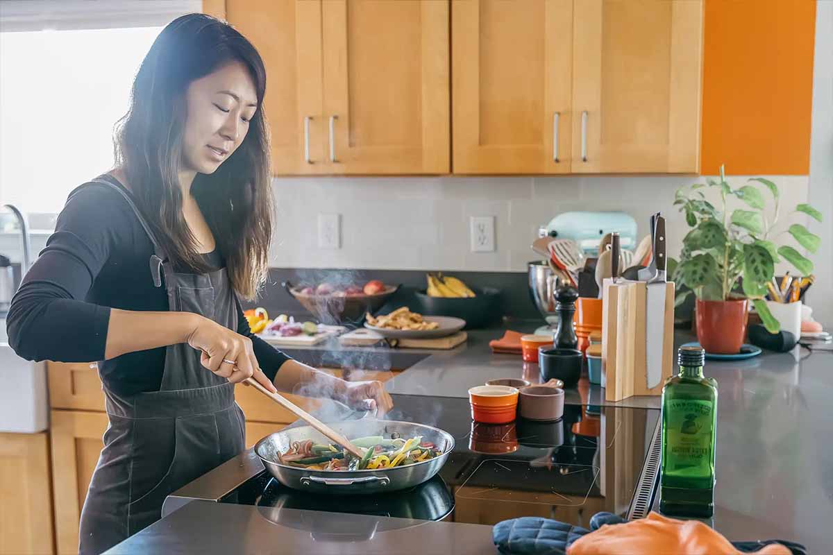 Des plaques à induction pour cuisiner, alimentées par des batteries.