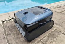 Un robot de piscine moderne et très léger.
