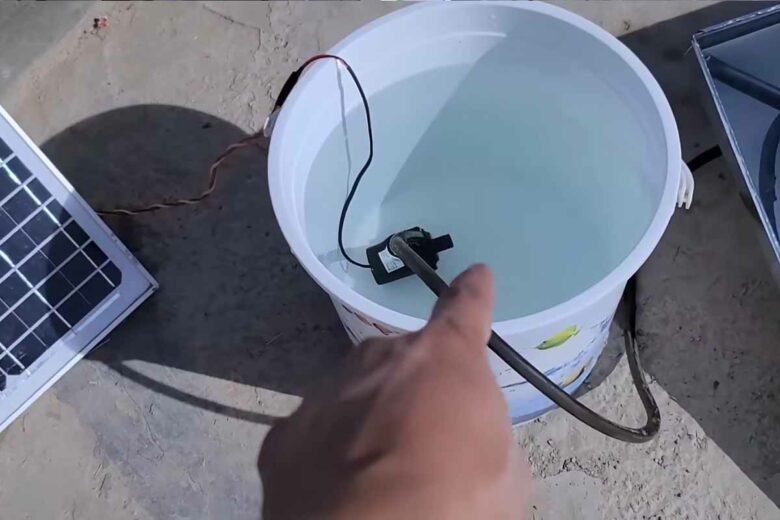 Un panneau solaire pour alimenter une petite pompe à eau pour faire circuler l'eau dans le flexible en spirale.