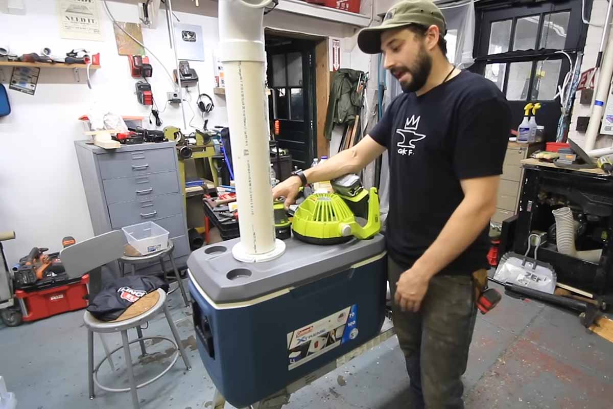 Il fabrique un climatiseur portable avec une glacière, un ventilateur et un radiateur à huile.