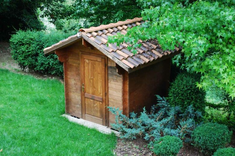 Un abri de jardin en bois peut ajouter du charme à votre espace extérieur.