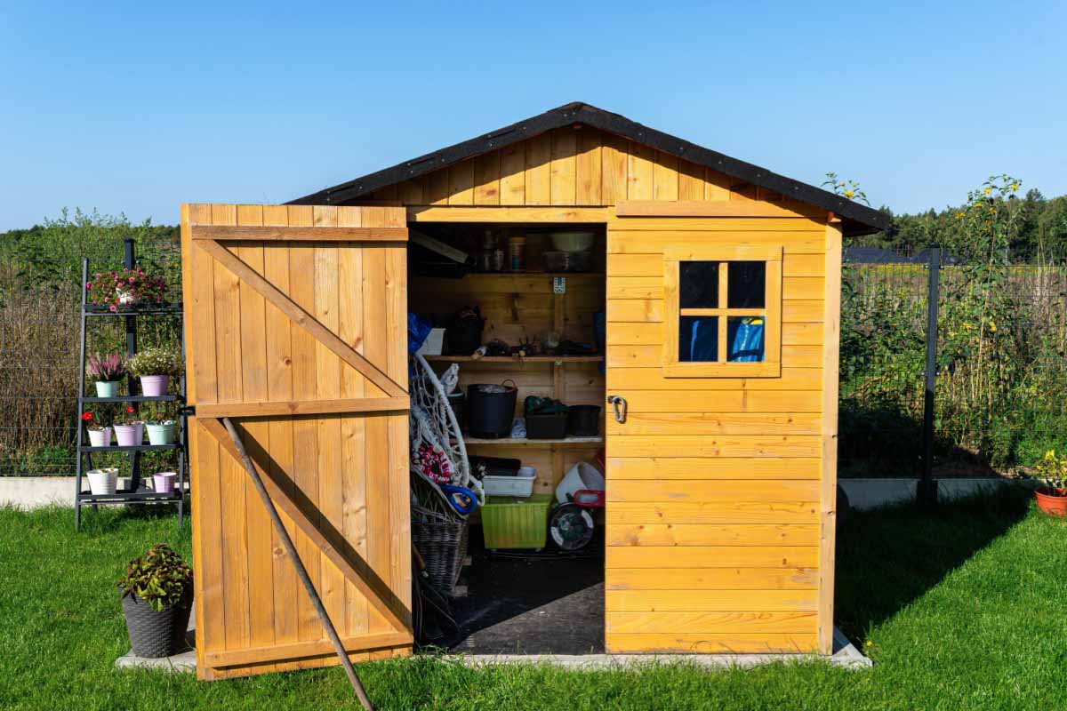 Un abri de jardin est très utile pour stocker l'outillage.