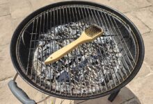 Une brosse métallique pour vous simplifier le nettoyage de la grille de barbecue.