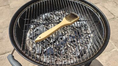 Une brosse métallique pour vous simplifier le nettoyage de la grille de barbecue.