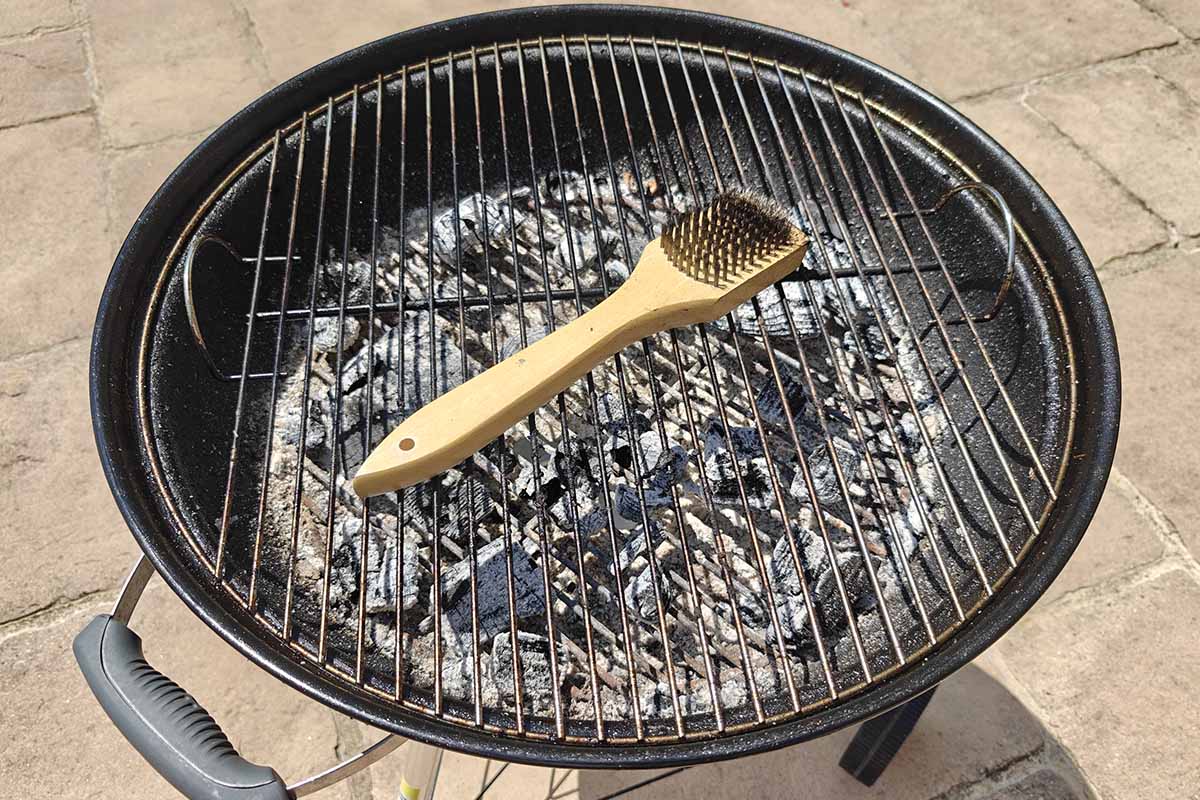 Une brosse métallique pour vous simplifier le nettoyage de la grille de barbecue.