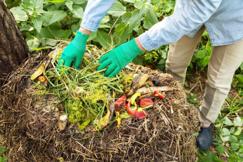 Du compost sans composteur dans le jardin.