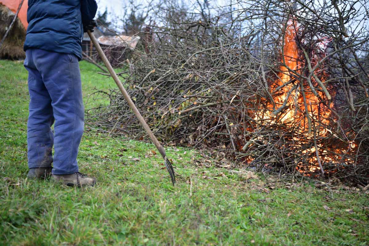 La loi interdit le brulage des déchets verts.